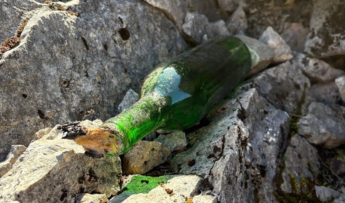 Una botella con mecha hallada en un área quemada de Somiedo en abril de 2026 (Asturias)