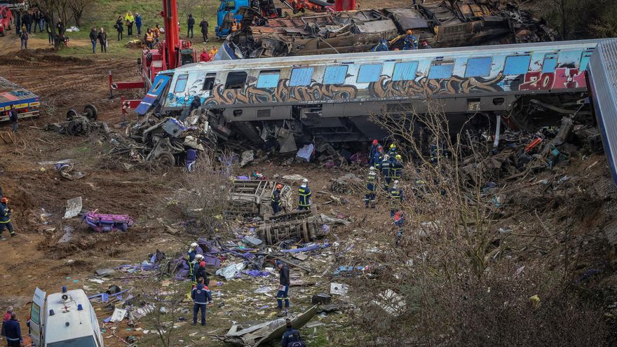 Una treintena de muertos y 85 heridos al chocar dos trenes en Grecia