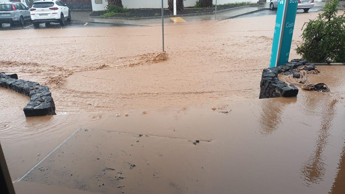 Una zona de Teguise, inundada este sábado por fuertes lluvias.