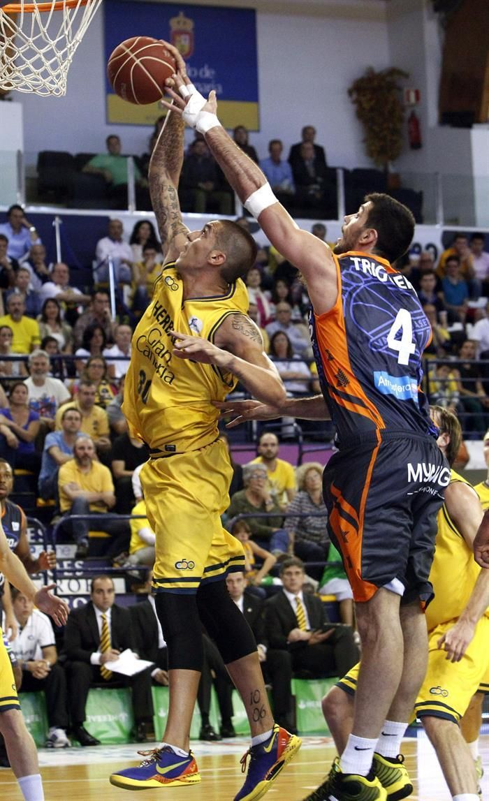 Nacho Martín va hacia el aro mientras Triguero intenta evitarlo. EFE/Elvira Urquijo A.