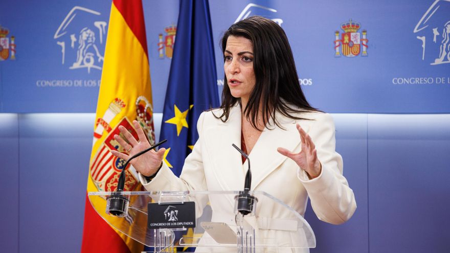 La secretaria general de Vox en el Congreso, Macarena Olona, da una rueda de prensa tras una sesión plenaria en el Congreso de los Diputados, a 3 de febrero de 2022