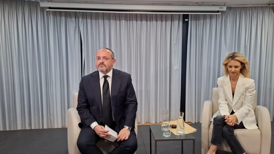 El líder del PP catalán, Alejandro Fernández, junto a la diputada del PP Cayetana Álvarez de Toledo, durante la presentación de su libro 'A calzón quitao' (Esfera de los libros), en el Círculo de Bellas Artes de Madrid.