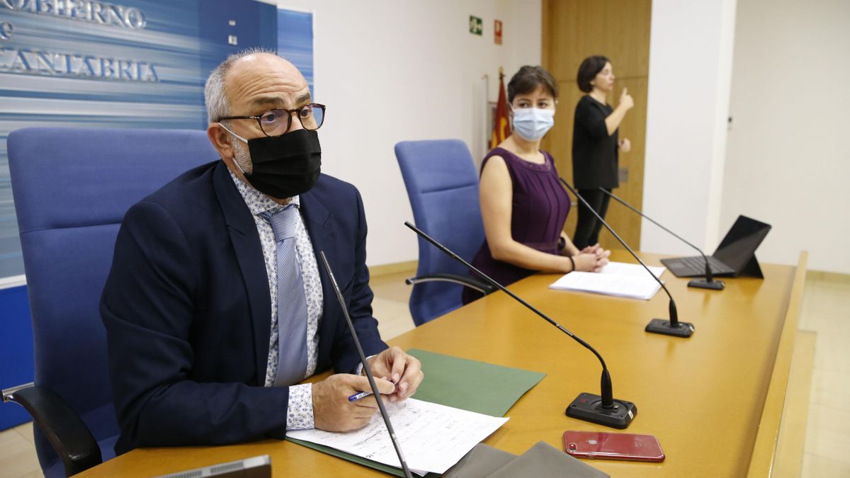 El consejero de Sanidad, Miguel Rodríguez, y la directora general de Salud Pública, Paloma Navas
