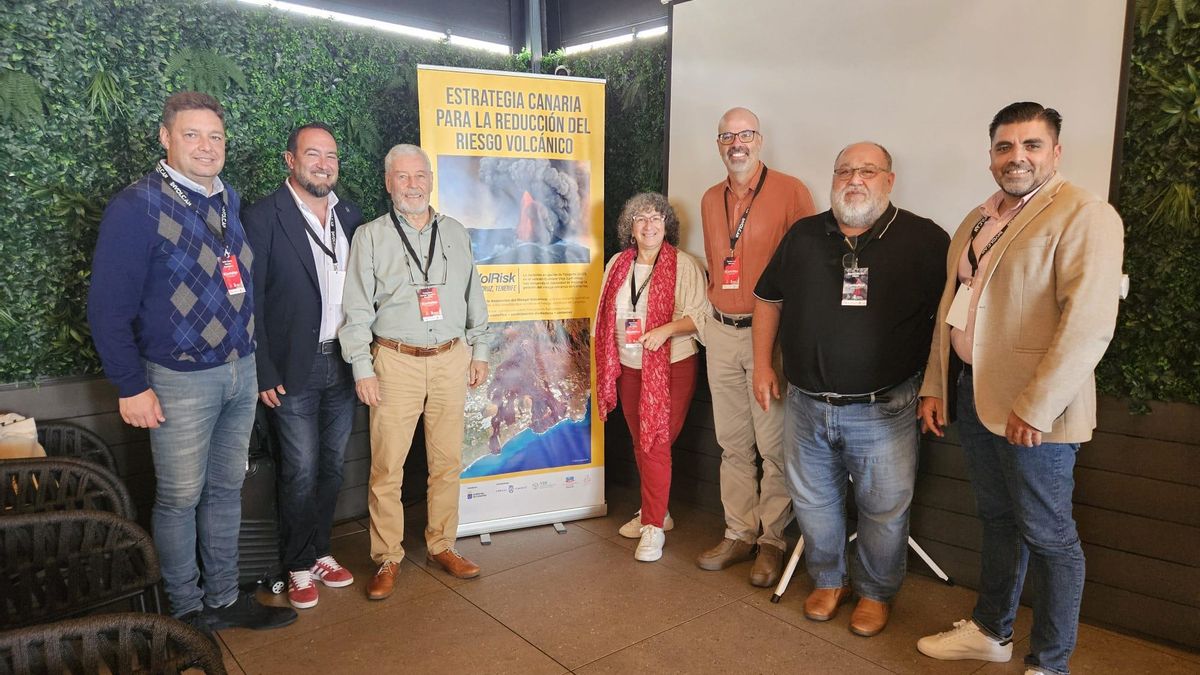 Taller sobre gestión del riesgo volcánico para representantes públicos y políticos, dirigido por el coordinador científico del Instituto Volcanológico de Canarias (Involcan), Nemesio Pérez (segundo por la derecha).