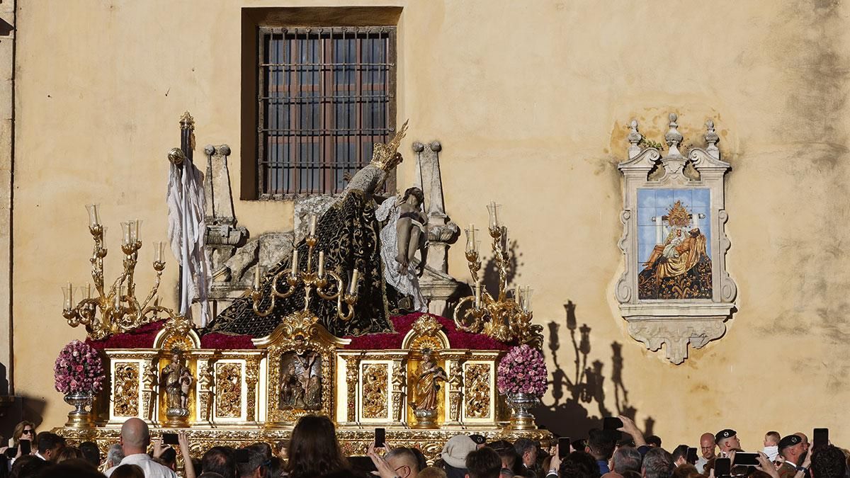 La procesión de la Hermandad de Las Angustias, en imágenes