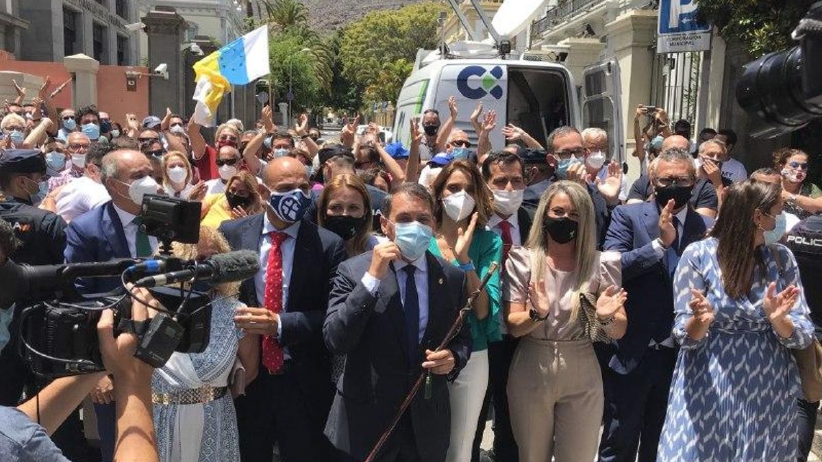 José Manuel Bermúdez, con una parte de su equipo de gobierno, tras la celebración de la moción de censura