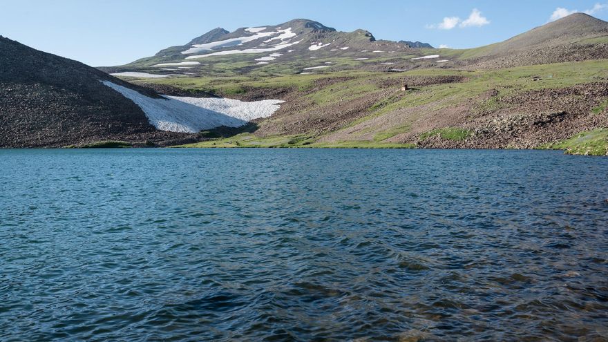 Laguna de alta montaña en el Monte Aragats.