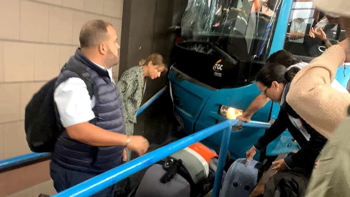 Personas atendiendo a uno de los atropellados por la guagua.