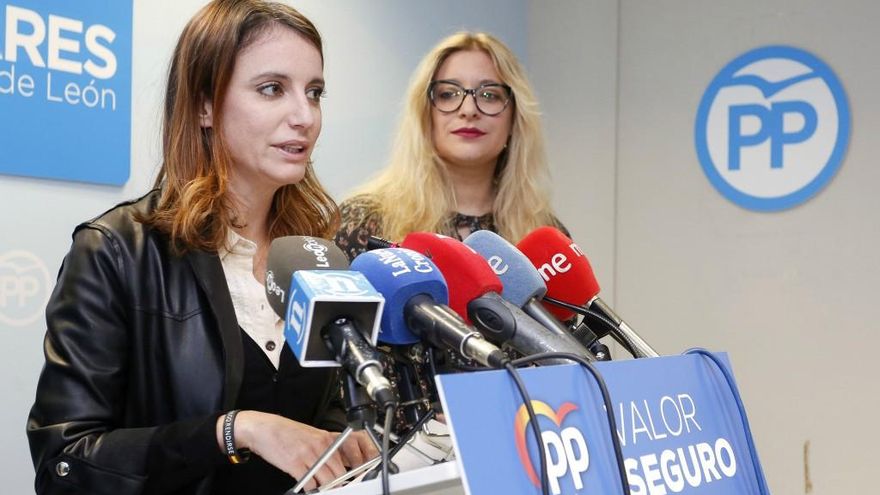 Carlos S. Campillo / ICAL La vicesecretaria de Programas y Estudios del PP y candidata al Congreso por Madrid, Andrea Levy, y a número dos al Senado por León, Ester Muñoz.