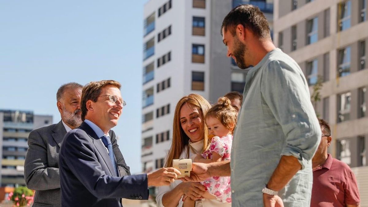 El alcalde Almeida, en la entrega de llaves de una nueva promoción de la EMVS