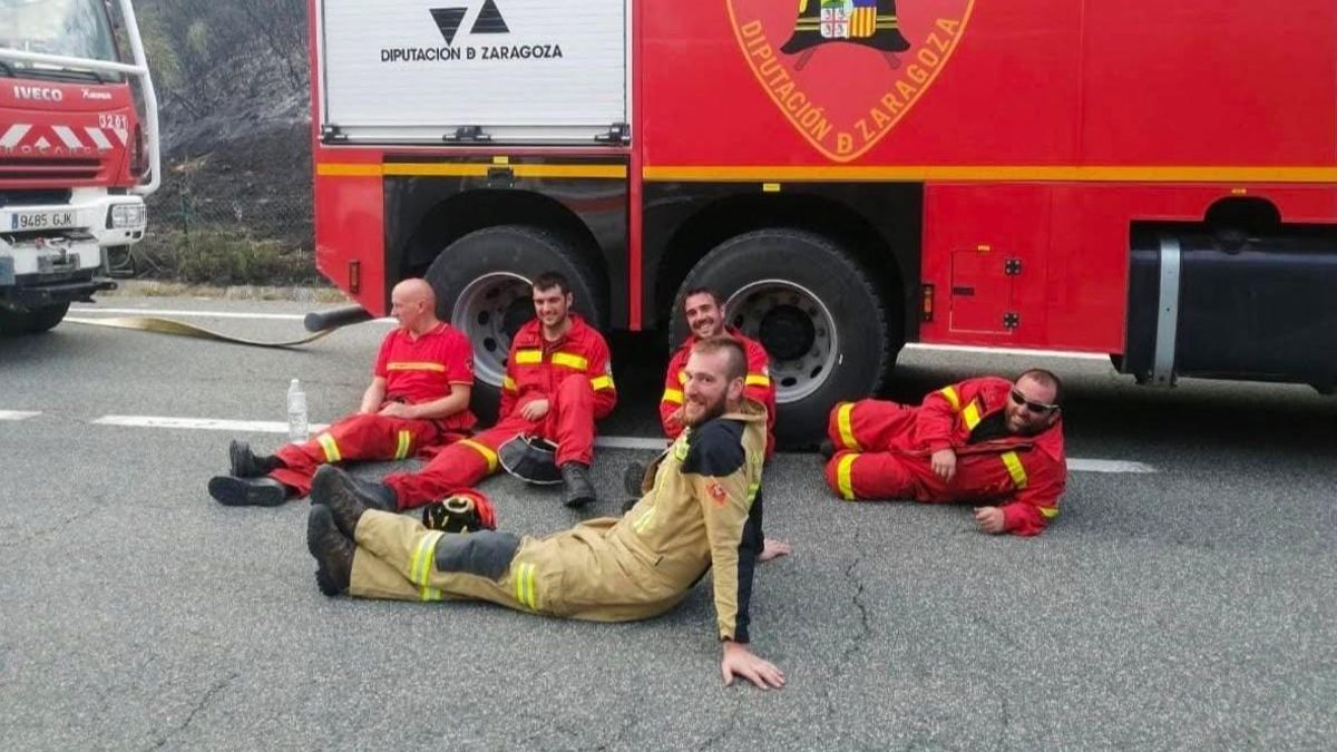 Un momento de descanso en las labores de extinción del fuego en Cinco Villas.