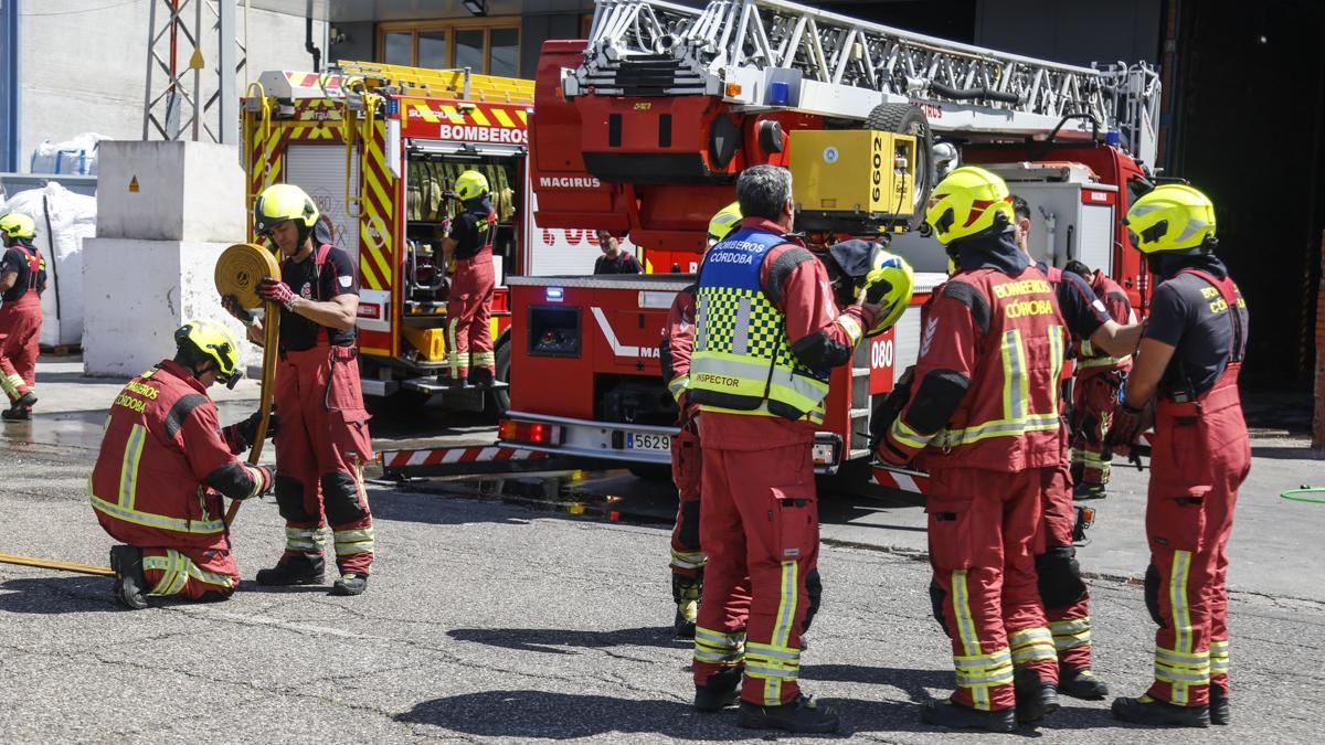 Bomberos durante una actuación.