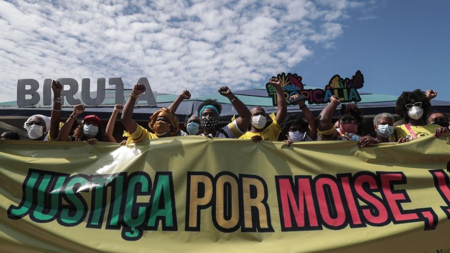 Brasileños exigen justicia por el asesinato de un refugiado congoleño en Río