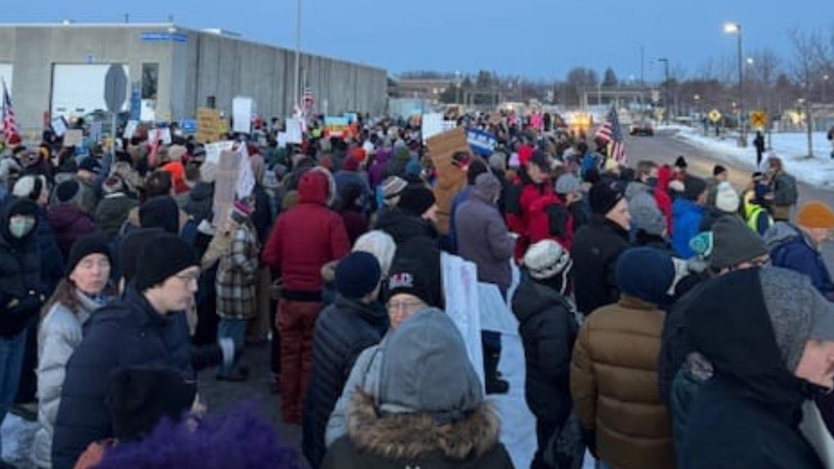 Una protesta de la comunidad frente a Whipple Building, un centro de detención en Minnesota.