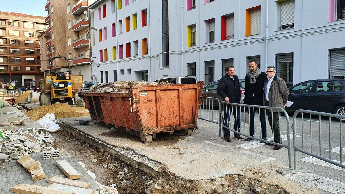 El alcalde y miembros de su equipo durante una visita a una obra. | ARCHIVO