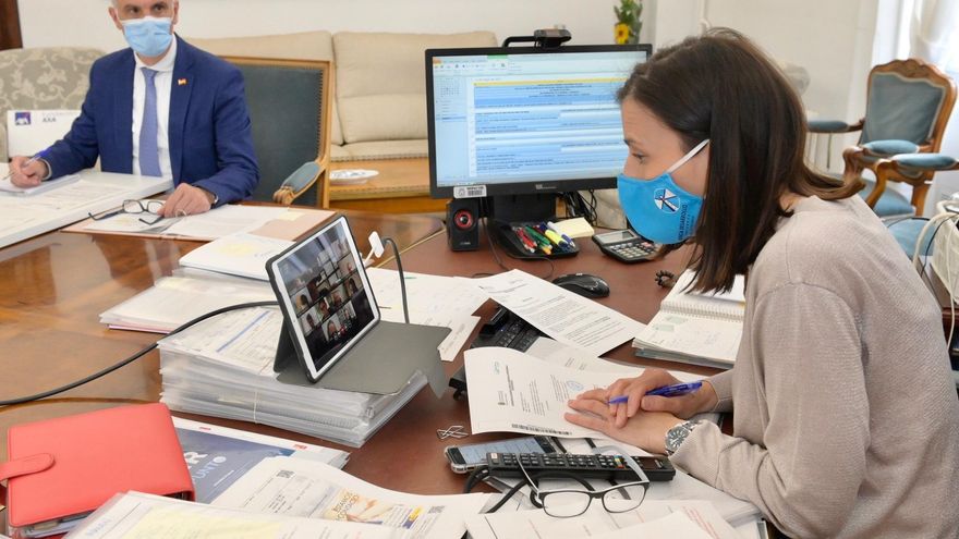 La alcaldesa de Santander, Gema Igual, con el concejal de Economía, Víctor González Huergo, en una foto de archivo