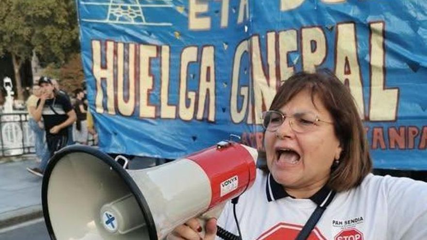 Desahucian a una familia con cinco hijos en Bilbao y el juez pide acreditar que es vulnerable cuando ya están en la calle