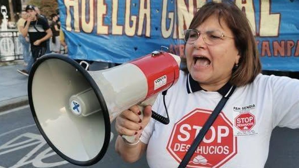 Desahucian a una familia con cinco hijos en Bilbao y el juez pide acreditar que es vulnerable cuando ya están en la calle