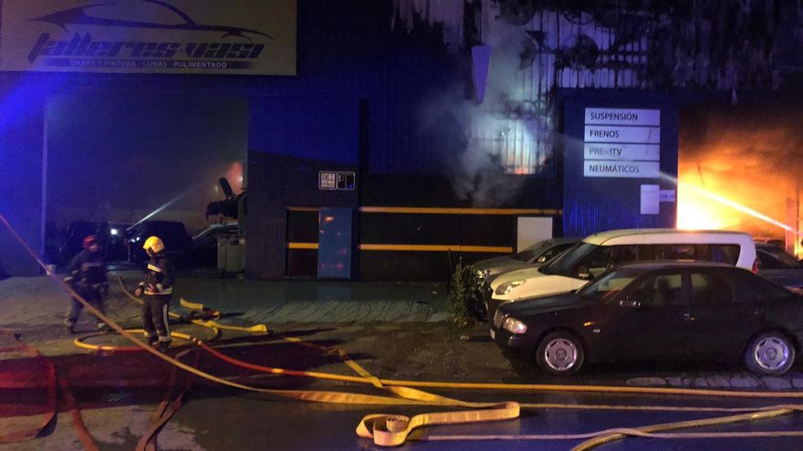 Arde por completo una nave industrial con más de 45 vehículos en su interior