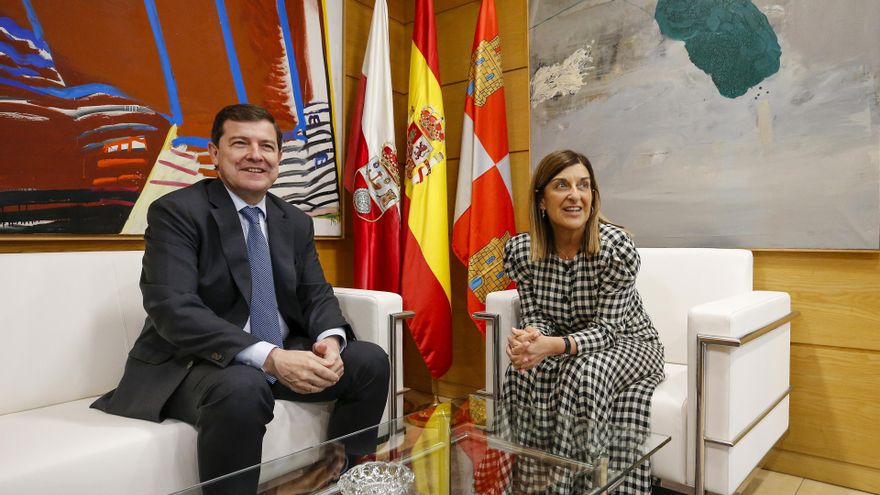 La presidenta de Cantabria, María José Sáenz de Buruaga, junto al presidente de la Junta de Castilla y León, Alfonso Fernández Mañueco.