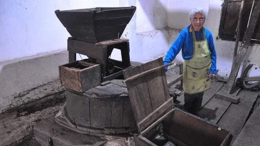 Doña Delfina, una de las más veteranas molineras de El Cholar. En este pueblo al pie de Los Andes se celebra la fiesta del Ñaco.