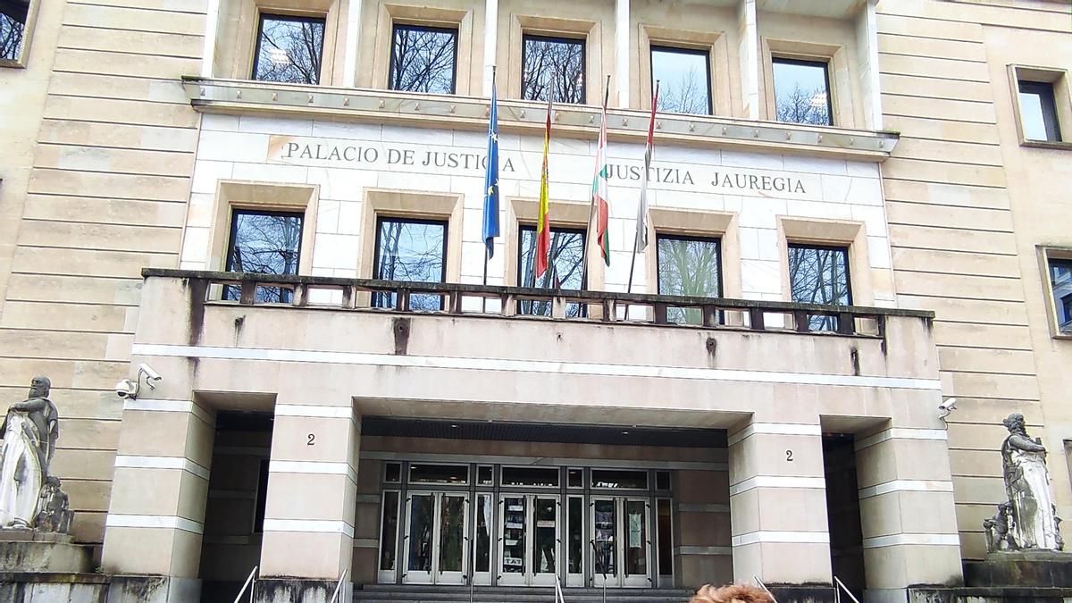 Condenado por violencia sexual a una menor un hombre que se valió de una agencia para captar futbolistas en Vitoria