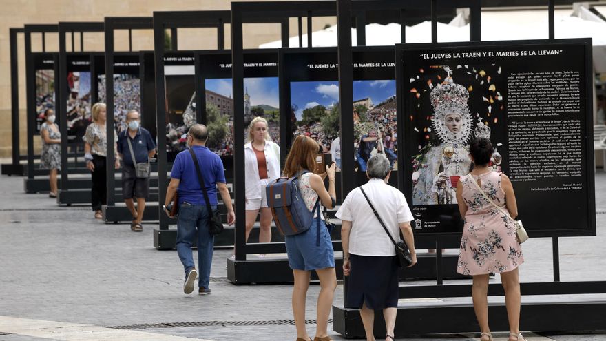 Exposición fotográfica en plaza Cardenal Belluga