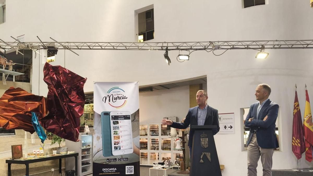 El director general de Impulso al Comercio, Innovación Empresarial e Industrias y Oficios Artesanales, Rafael Gómez, junto con el presidente de Ruralmur, José Antonio Lucas, durante la presentación de la nueva aplicación digital