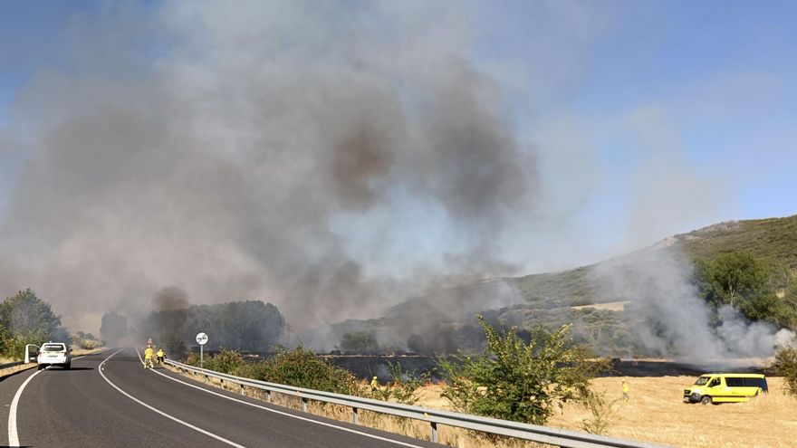 Un centenar de efectivos trabaja en el incendio de Piedrabuena, que ha cortado la CM-4135