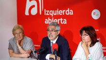 De izquierda a derecha, Teresa Aranguren, Gaspar Llamazares y Montserrat Muñoz.