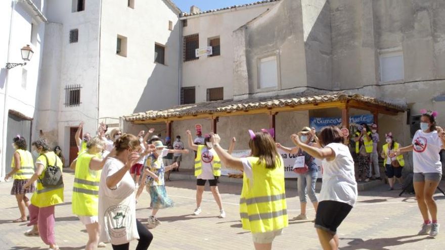 La protesta por la macrogranja entre Gascueña y Tinajas tuvo carácter festivo