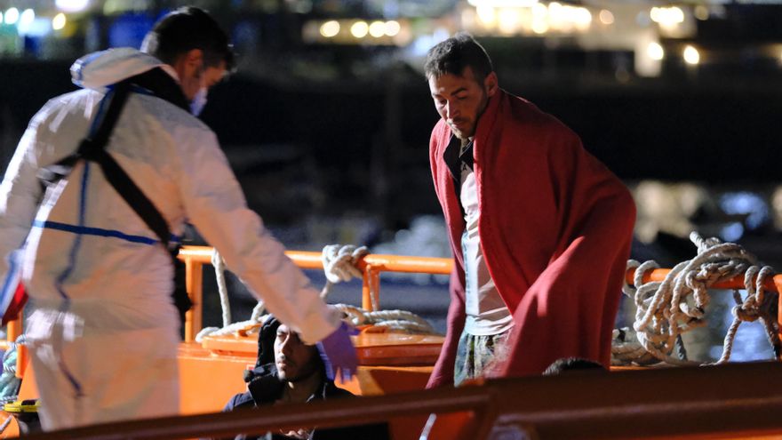 Rescatadas más de 400 personas de diez pateras este lunes en Canarias