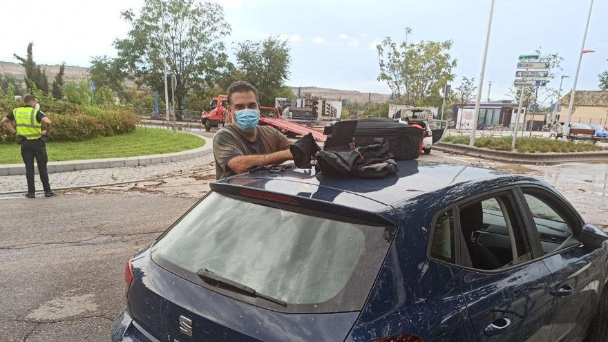 Ismael Herrero tras rescatar su vehículo de la riada