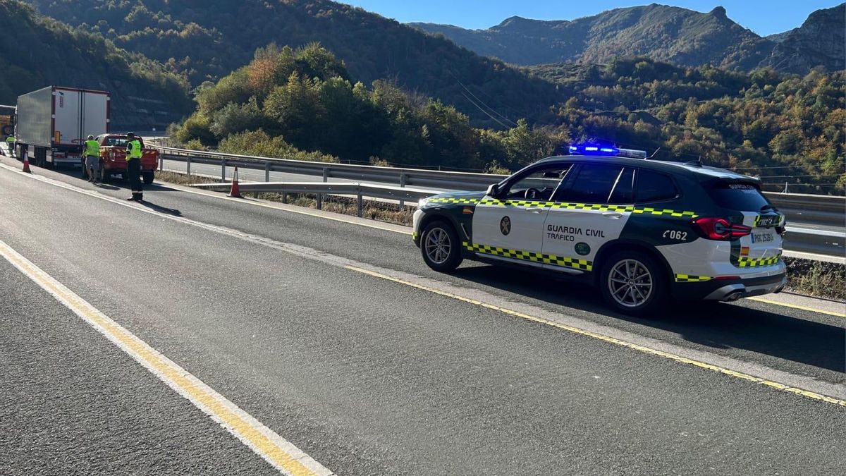 Cortada la Autopista del Huerna hacia León por la avería de un camión a la altura del concejo asturiano de Lena