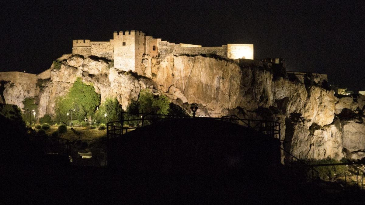 Construido en el siglo X, desde lo alto de este castillo granadino puedes llegar a ver tanto Sierra Nevada como África