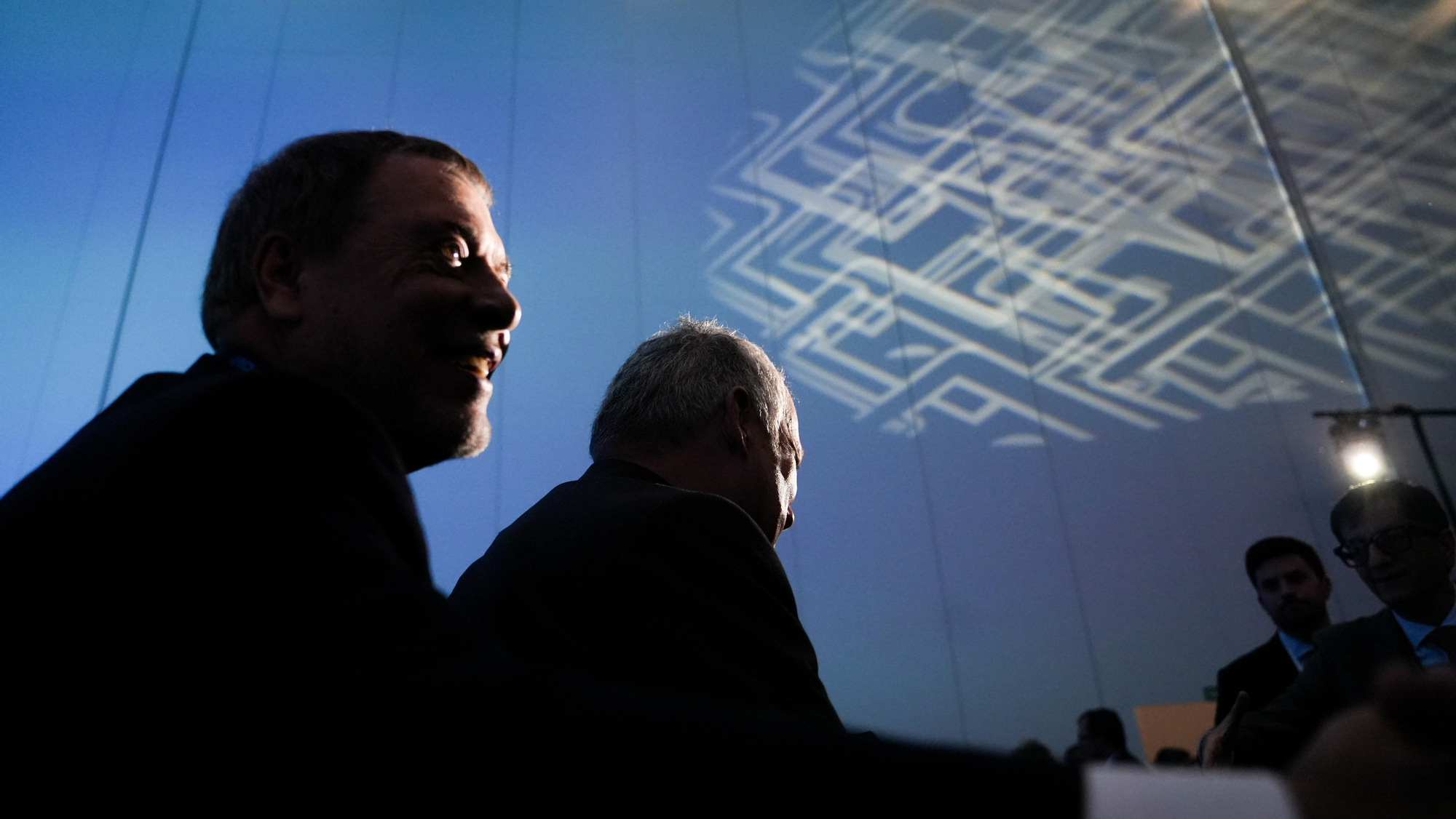 El ministro de Industria y Turismo, Jordi Hereu, y el alcalde de Córdoba, José María Bellido, durante la apertura del Foro Internacional de Defensa Indudef
