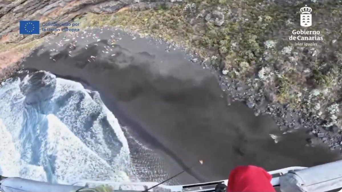Recatada con el Helicóptero del GES a una joven herida en la playa de Nogales