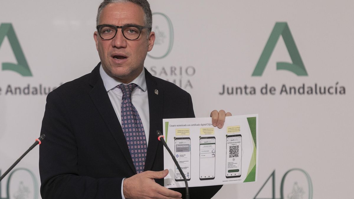 El consejero de la Presidencia, Administración Pública e Interior, y portavoz del Gobierno andaluz, Elías Bendodo, enseña una muestra del certificado de vacunación de Covid-19, durante su intervención en la rueda de prensa posterior a la reunión del Conse