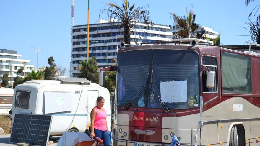 Cuenta atrás para los caravanistas junto a la milla de oro de Málaga: “No podemos pagar un piso. Que digan dónde vamos”