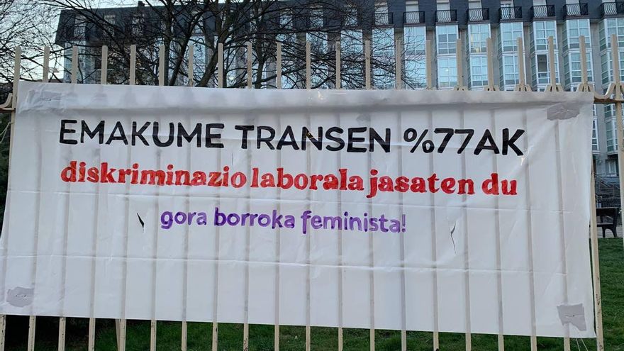Una pancarta contra la discriminación de las mujeres trans en Vitoria