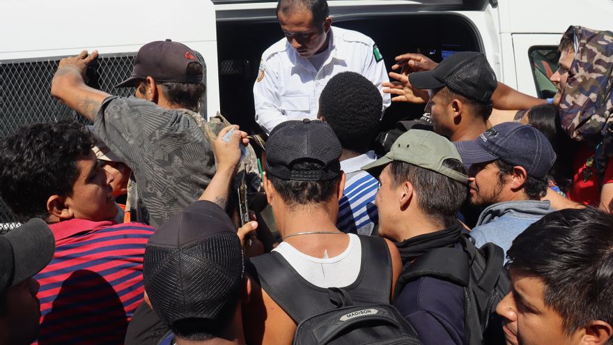 Autoridades interceptan a 174 migrantes que viajaban hacinados en camión en sur de México