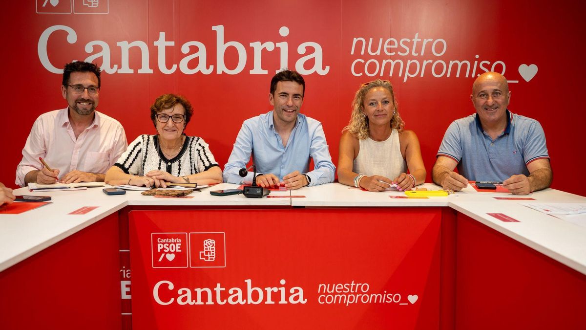El secretario general del PSOE de Cantabria, Pedro Casares, y el secretario de Organización, Agustín Molleda (a la derecha de la imagen), en una reunión de la Ejecutiva.