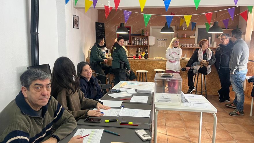 Un vecino rompe el ritmo electoral de Salcedillo, el pueblo de Teruel en el que votan todos a la vez