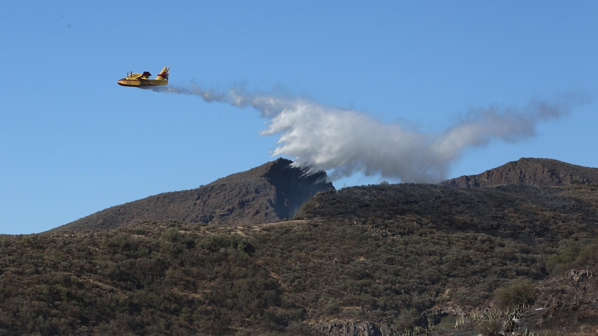 El hidroavión actúa sobre el incendio de Telde.