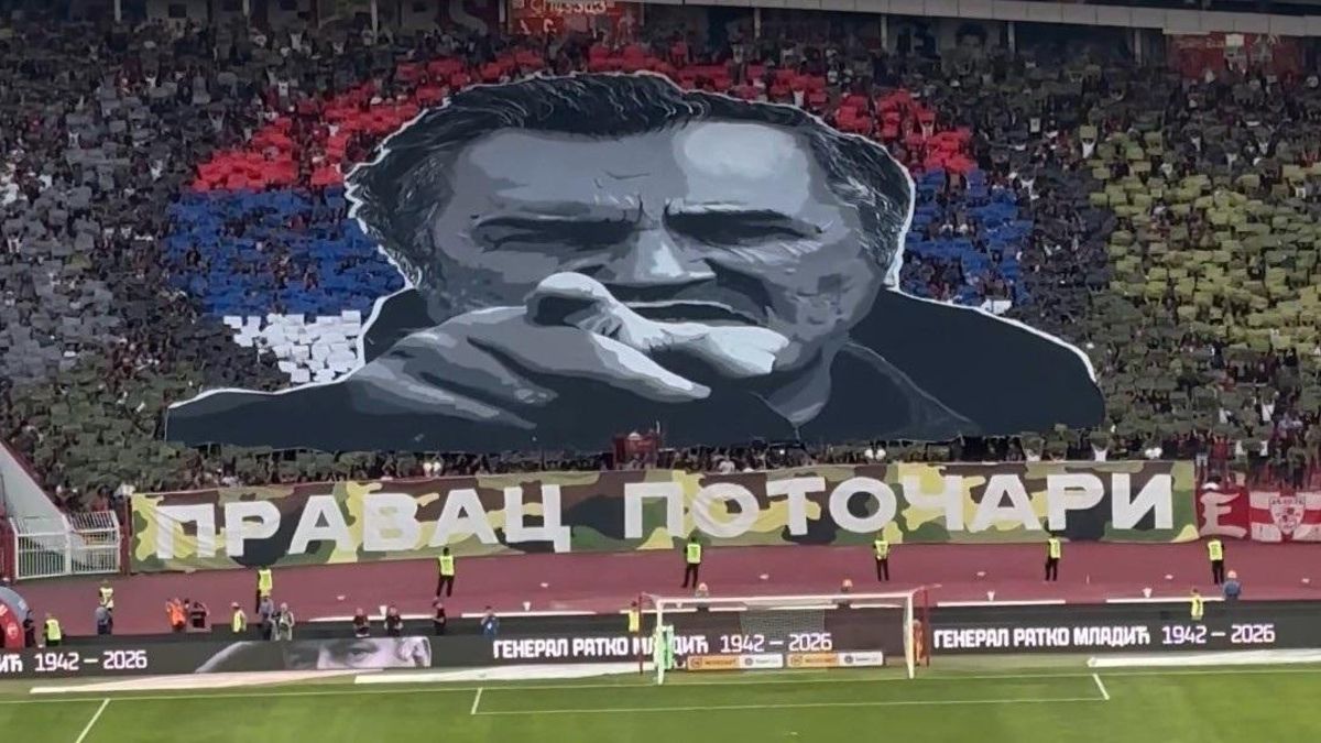 Tifo en honor de Mladic desplegado por los hinchas del Estrella Roja de Belgrado.