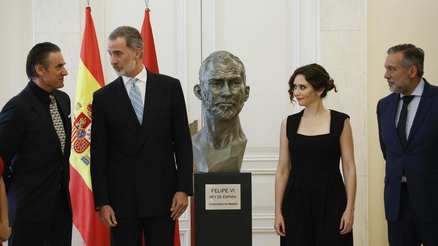 El rey Felipe VI junto al escultor Víctor Ochoa, la presidenta de la Comunidad de Madrid, Isabel Díaz Ayuso, y el consejero de Presidencia, Enrique López