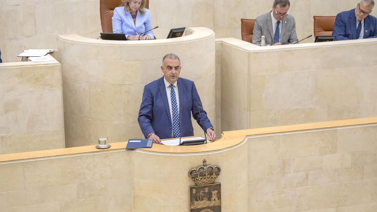 Roberto Media en el pleno del Parlamento de Cantabria.