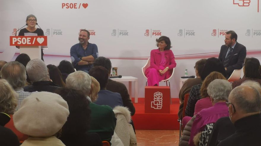 Carmen Calvo, en el centro, escucha la intervención de la representante de Adavasymt en el acto de entrega del galardón que lleva su nombre.