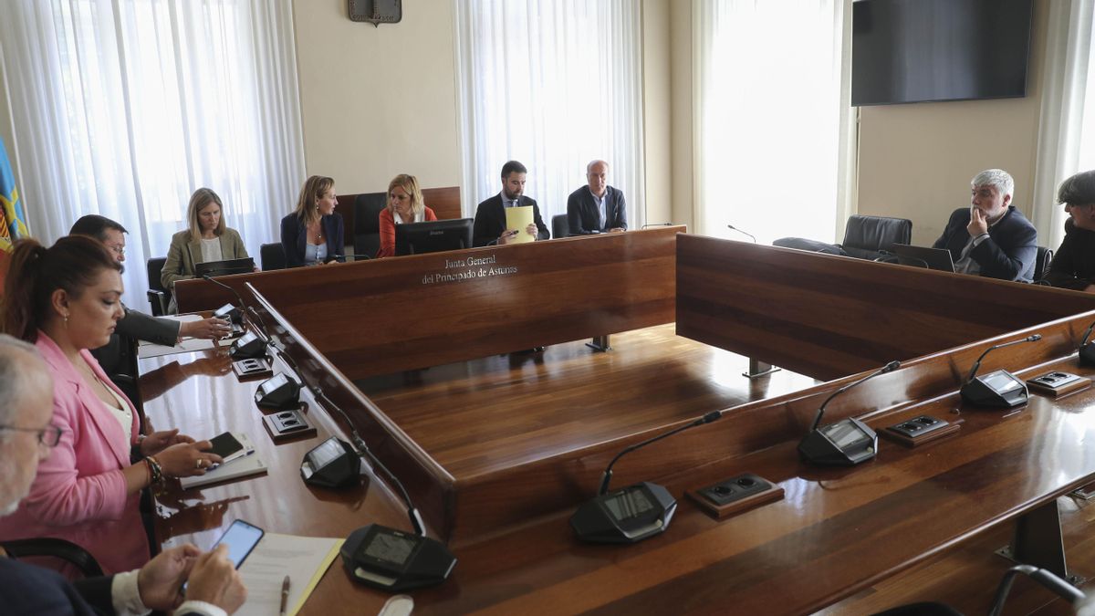 Imagen de la segunda reunión de la comisión de investigación del accidente minero de Zarréu.