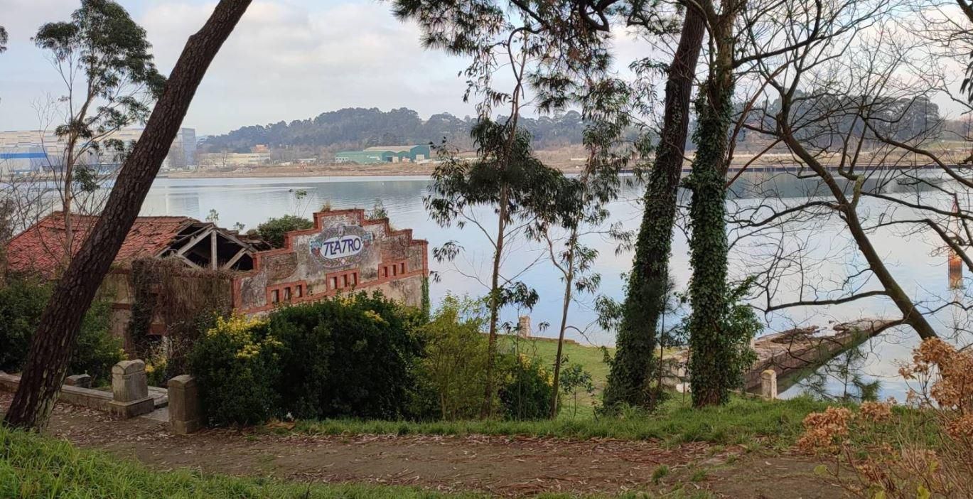El viejo teatro Infanta Beatriz junto al embarcadero y la escalera de piedra en isla Pedrosa.